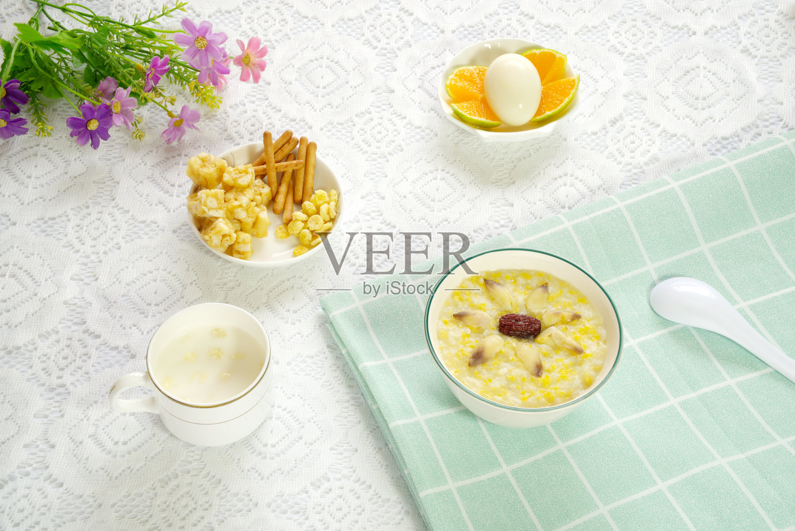 大米粥配红枣、鸡蛋、橘子、沙奇玛、手指饼和牛奶照片摄影图片