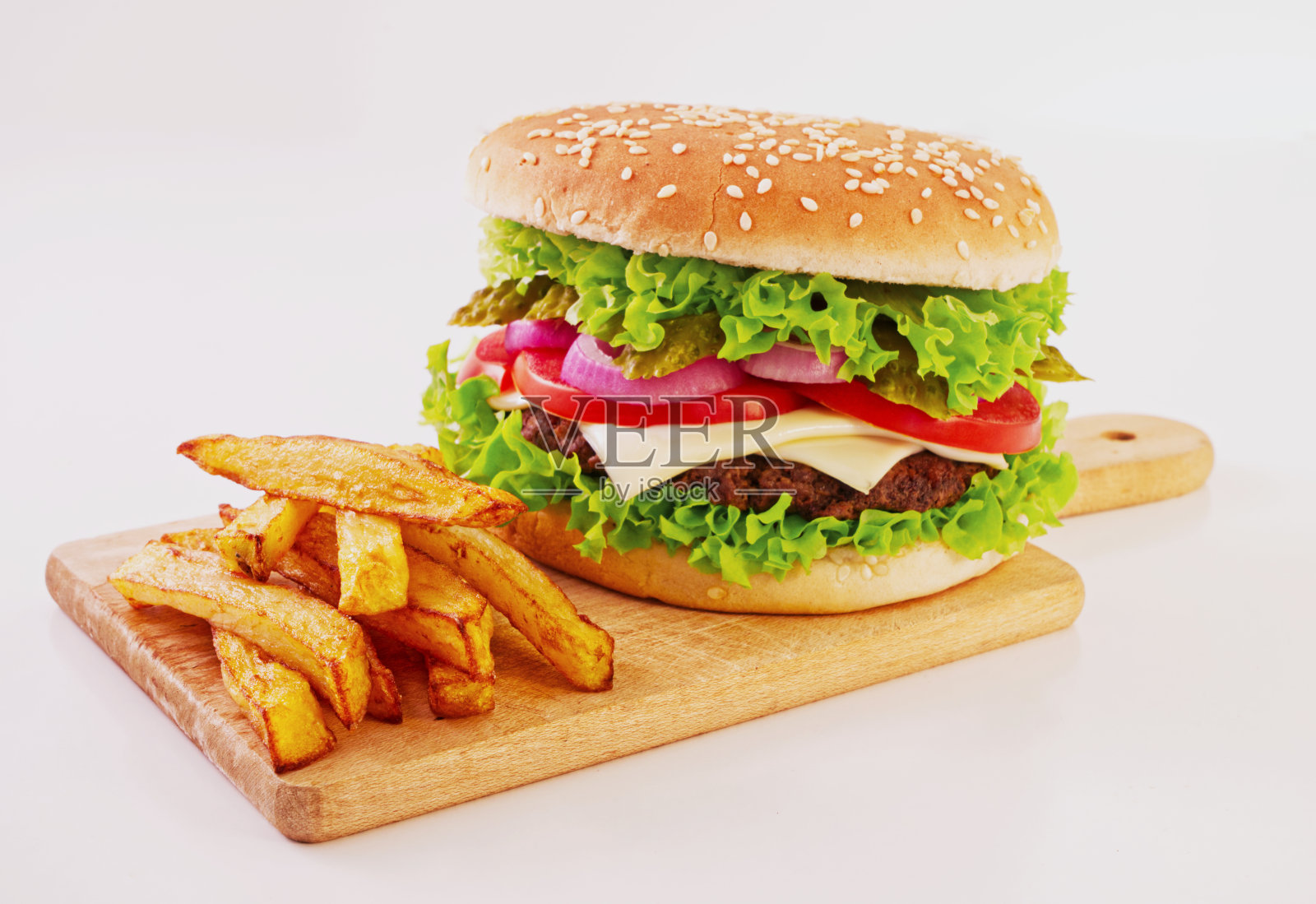 特写汉堡和炸薯条，快餐外卖照片摄影图片