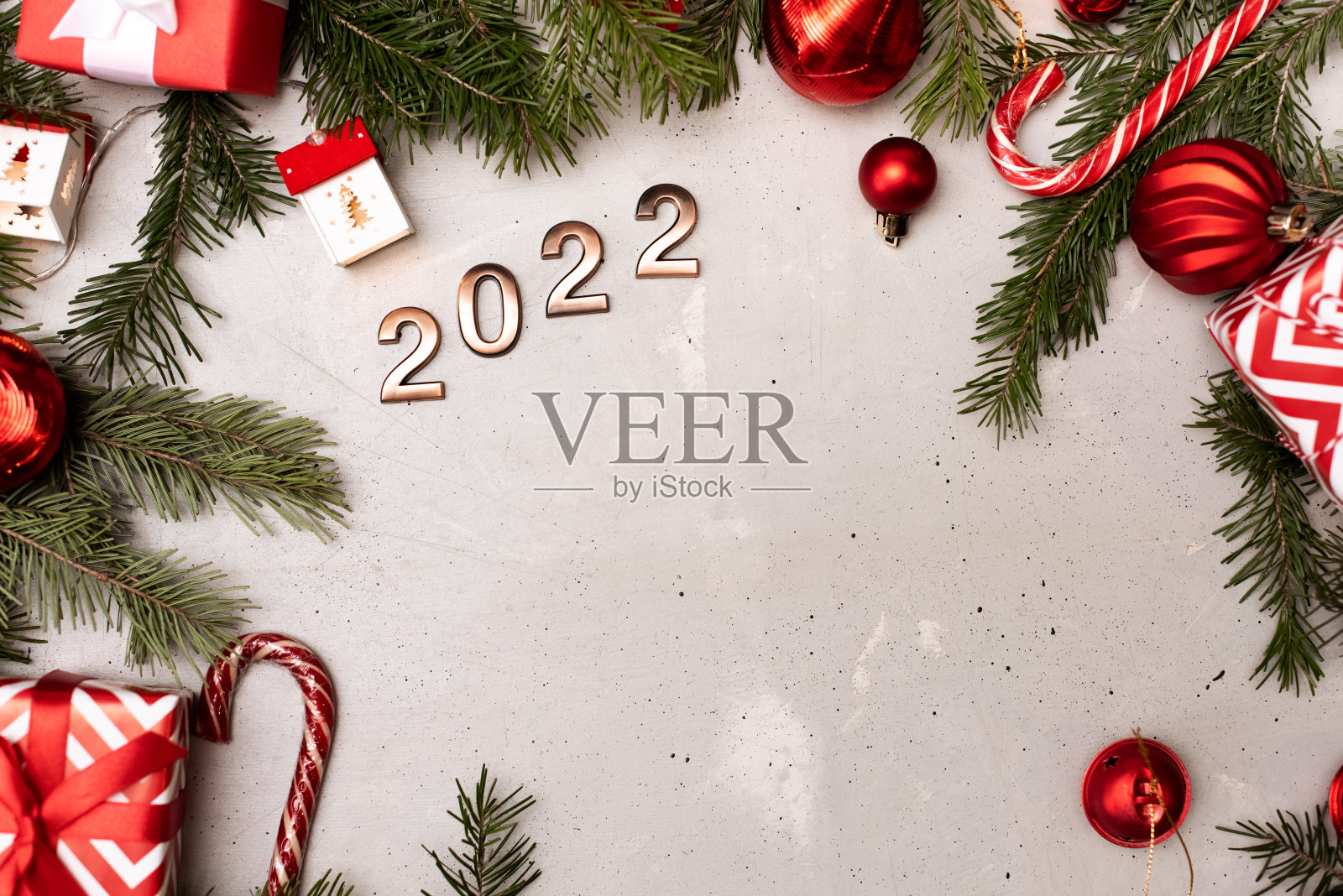 你好2022字母与棉花球LED装饰在木制背景照片摄影图片