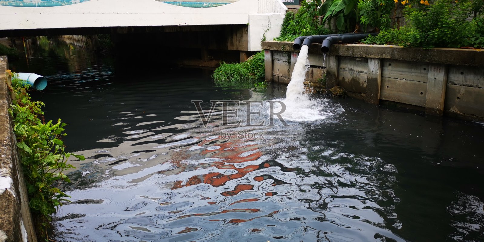 水流入运河照片摄影图片