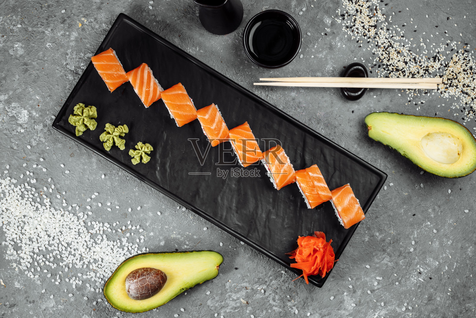 寿司费城在石头装饰盘子照片摄影图片