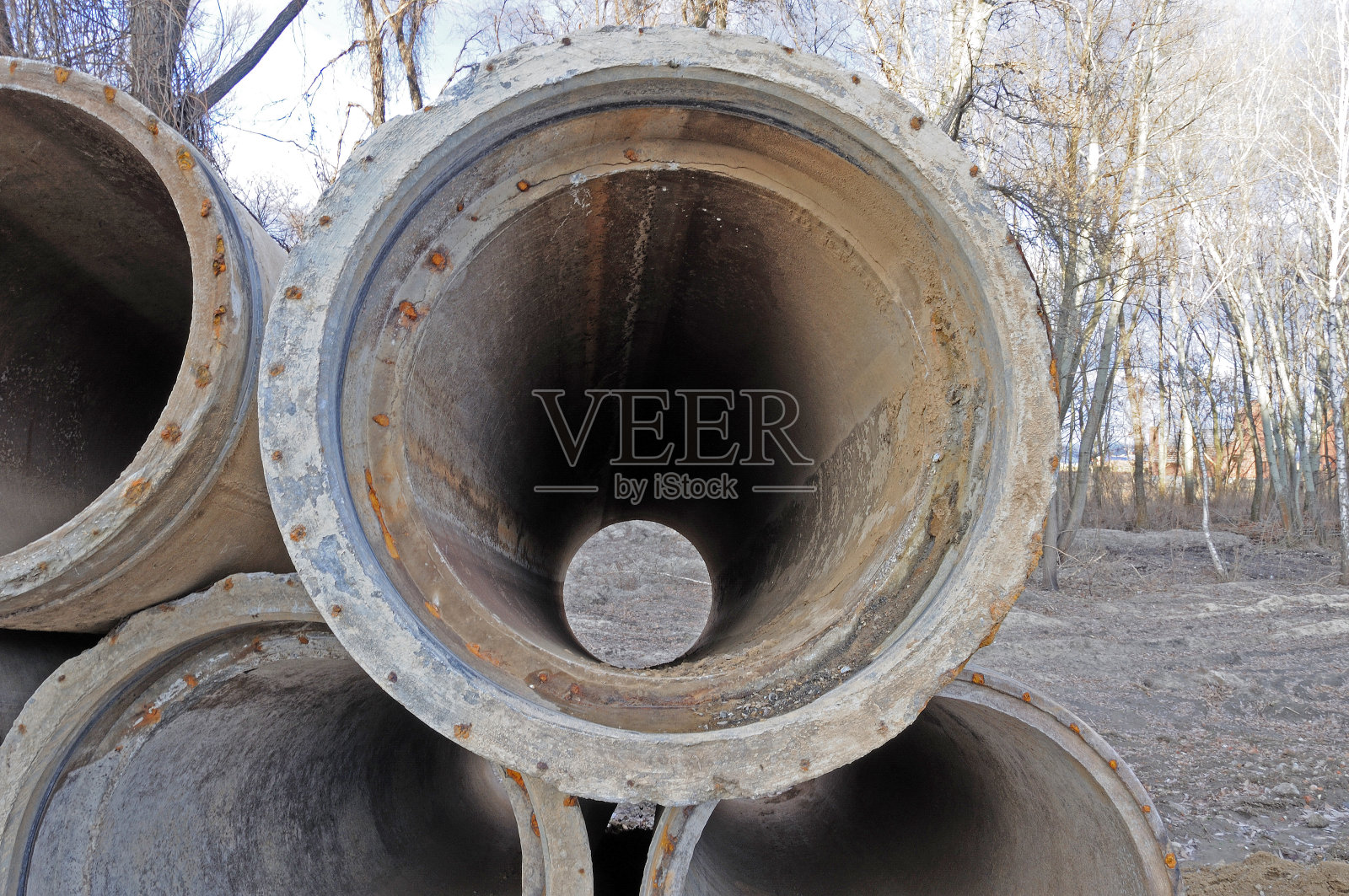 供排水系统建设用的大直径混凝土管照片摄影图片