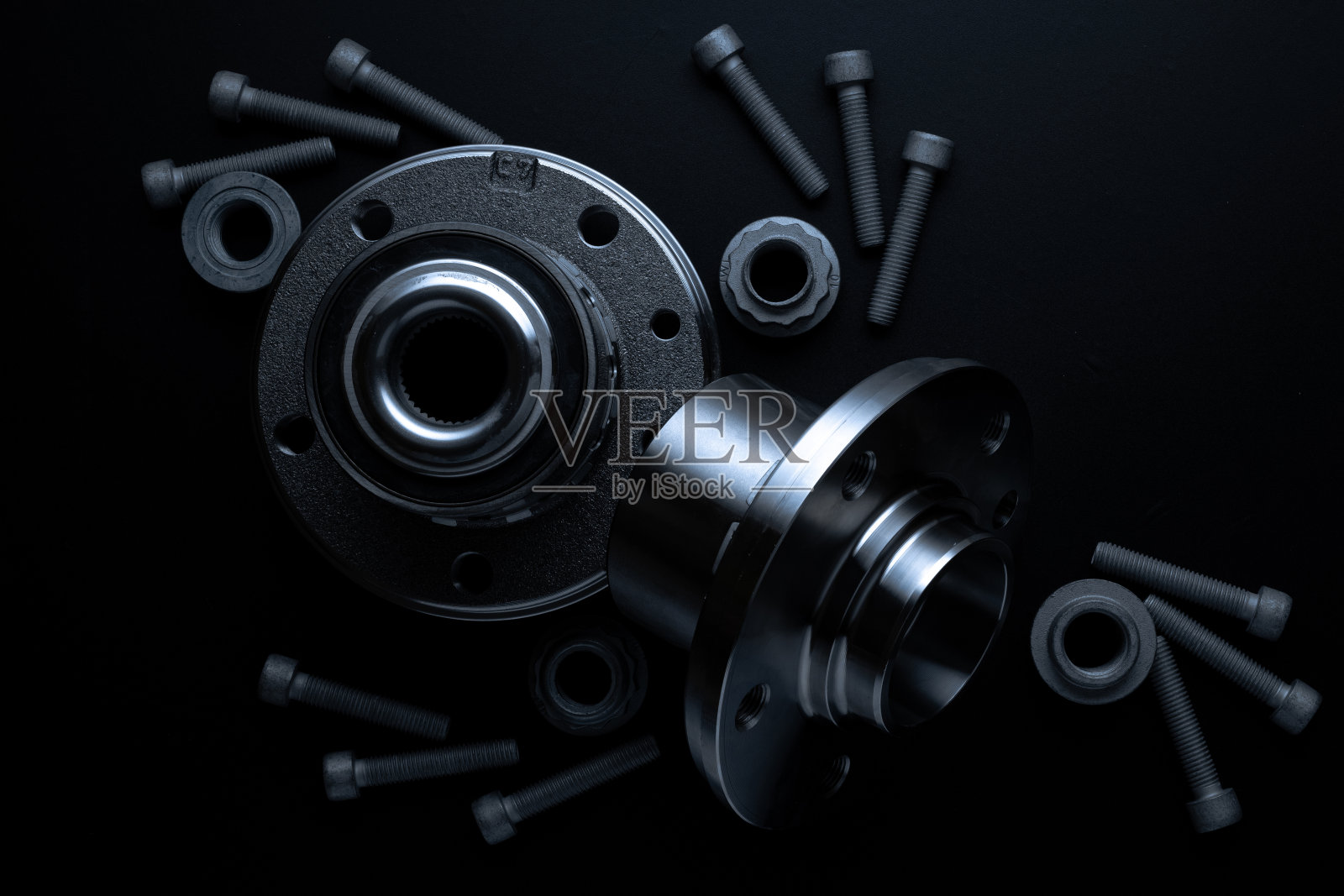 汽车零件。深色背景上的汽车机械备件或汽车零件。一套新的金属汽车零件。带文本空间的维修和车辆服务。照片摄影图片