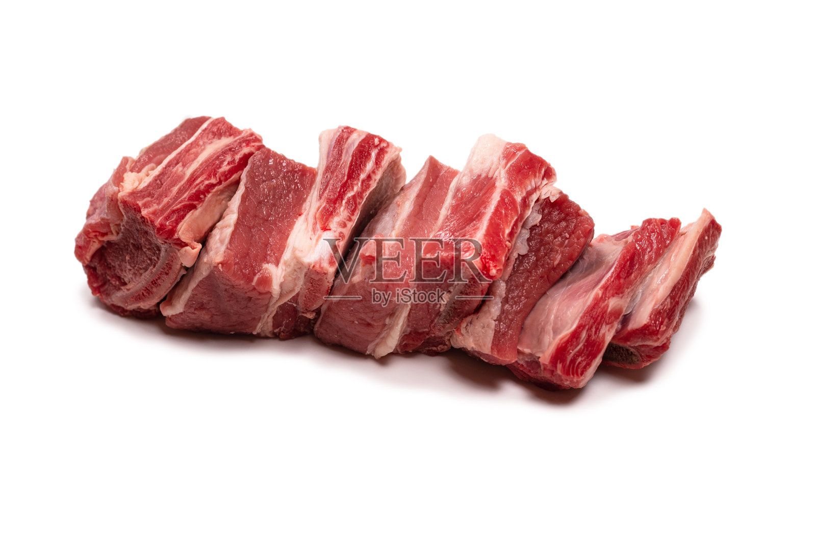 生牛排骨孤立在白色背景上。照片摄影图片