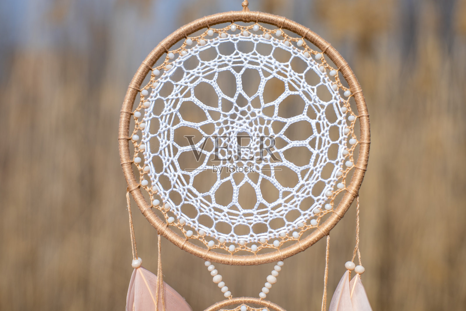 手工捕梦网，用羽毛、线和珠子绳挂照片摄影图片