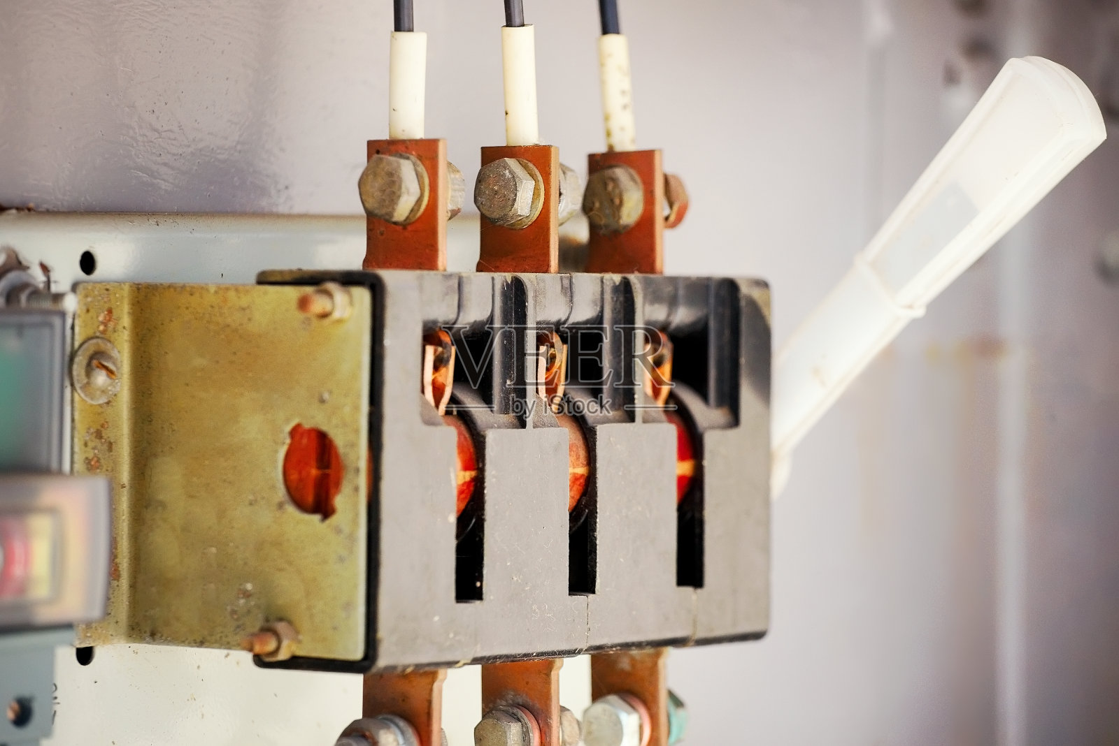 旧的手动开关断开电压在变压器箱中关闭照片摄影图片