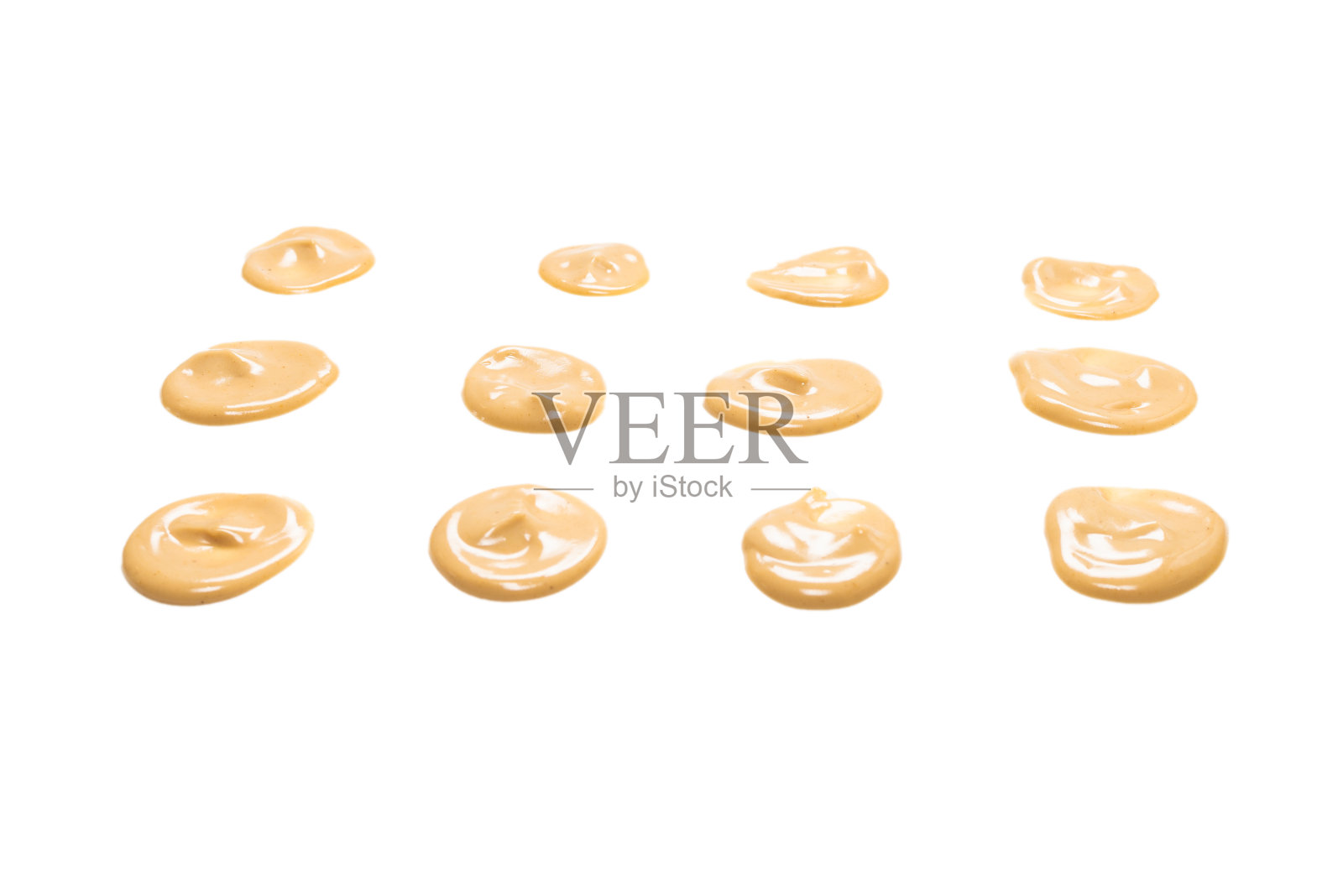 蘑菇酱溅在白色的背景孤立。照片摄影图片