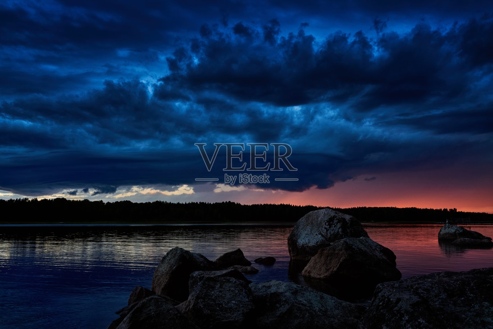 瑞典的一个湖泊，五颜六色的天空和水面上的倒影照片摄影图片