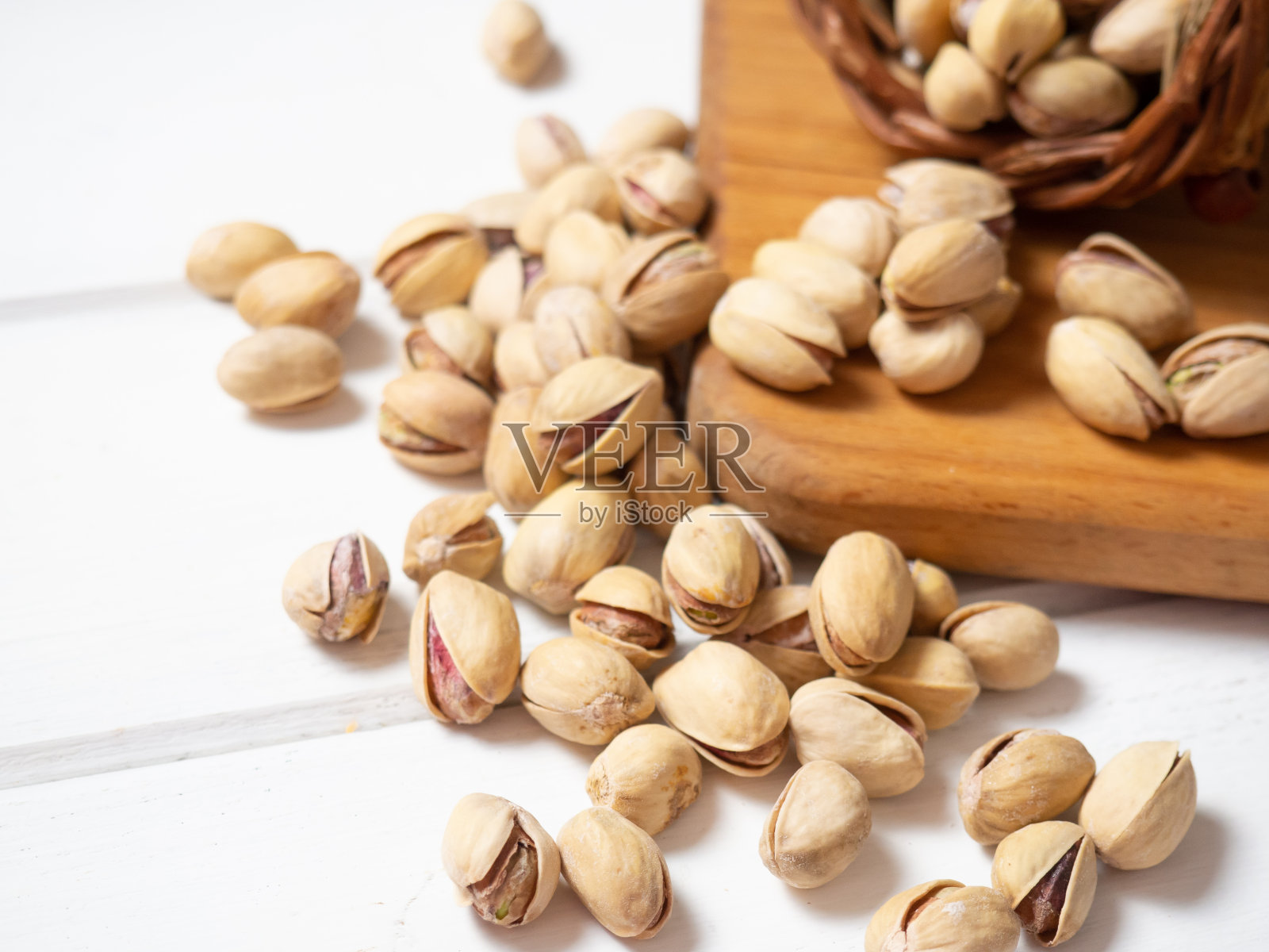 近距离观看开心果在一个旧木桌与复印空间。照片摄影图片