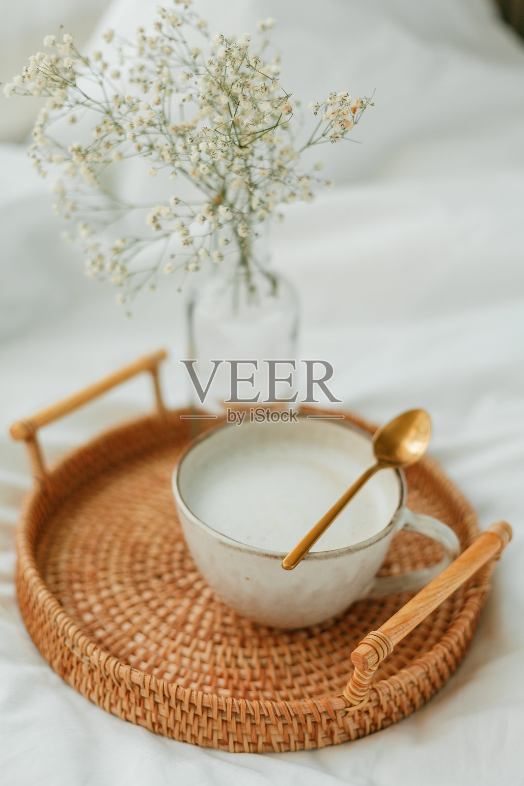 床上早餐，卡布奇诺，柳条托盘，春天，家居装饰。舒适。照片摄影图片