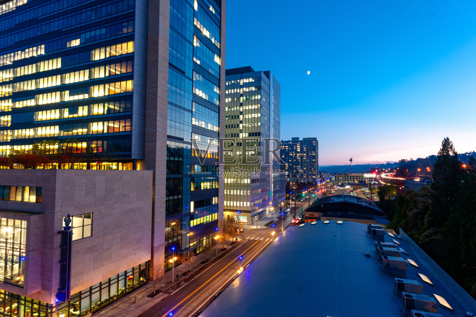 夜晚的城市摩天大楼和街道照片摄影图片