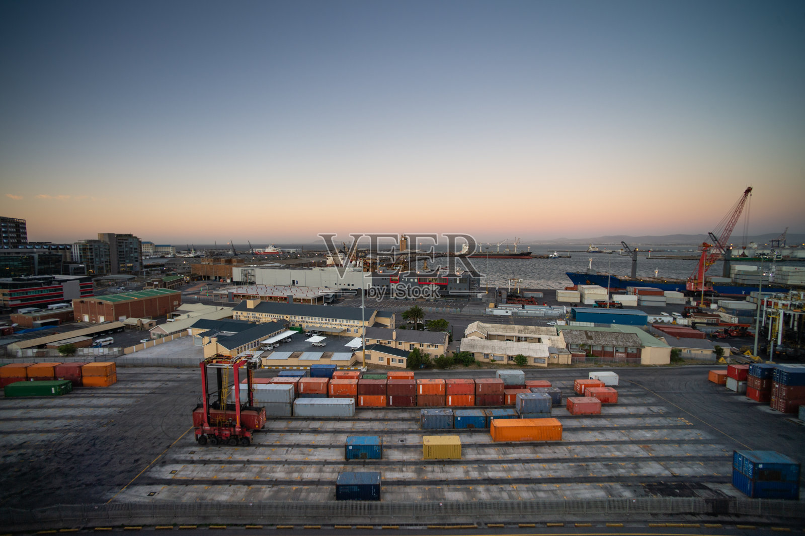 黄昏时分的开普敦港口和货物装载码头照片摄影图片