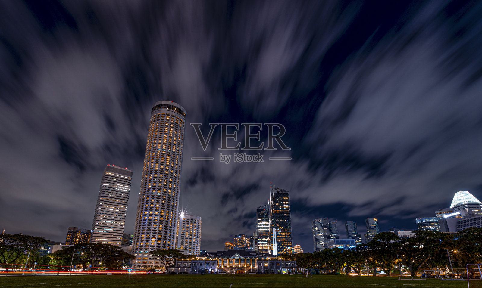 新加坡城市夜景的灯光轨迹移动云照片摄影图片