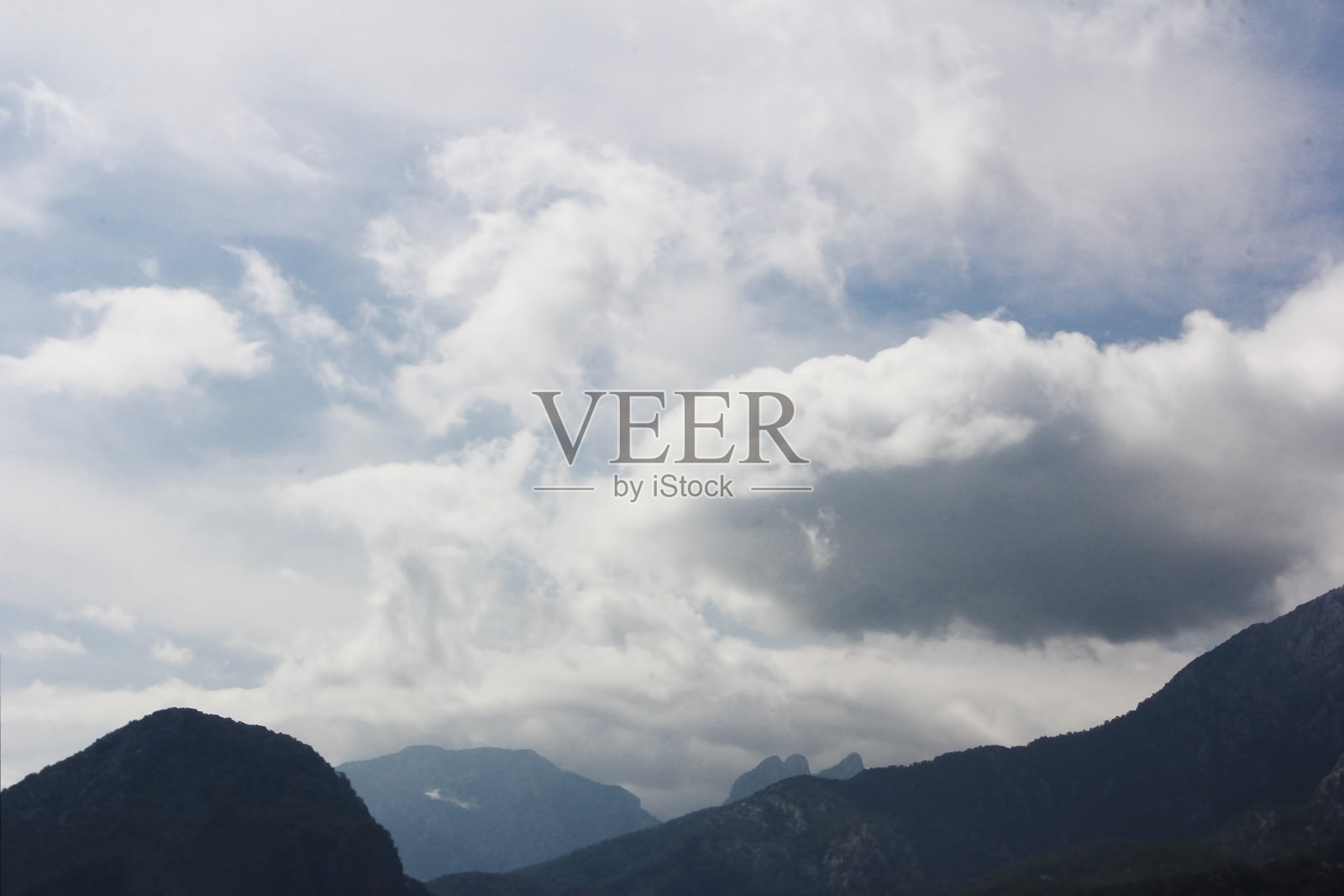 蓝天上的白云，映衬着群山照片摄影图片