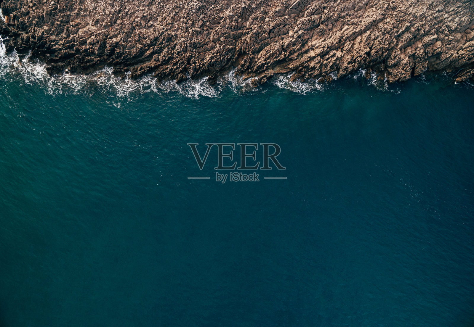 石头，绿松石的波浪和海面上的泡沫。有岩石的大西洋海岸线。空中无人机摄影。美丽的风景。室外风景背景。照片摄影图片