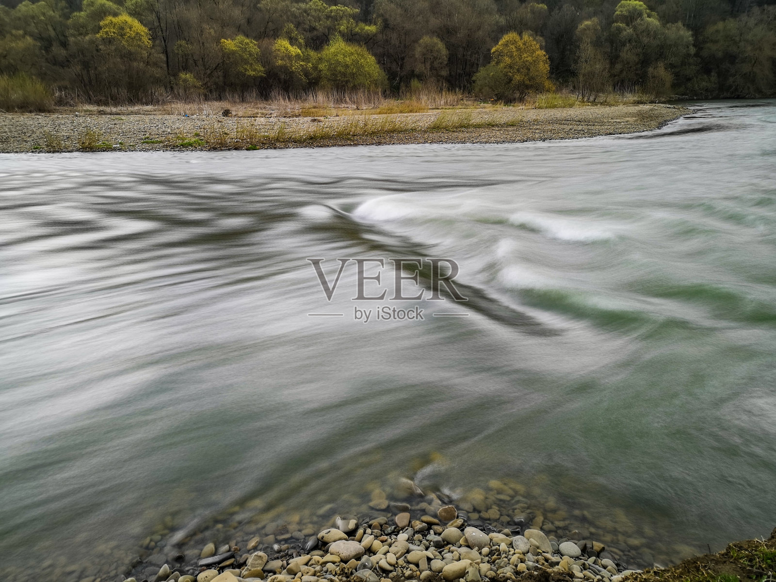 喀尔巴阡山脉中奔流不息的山河照片摄影图片