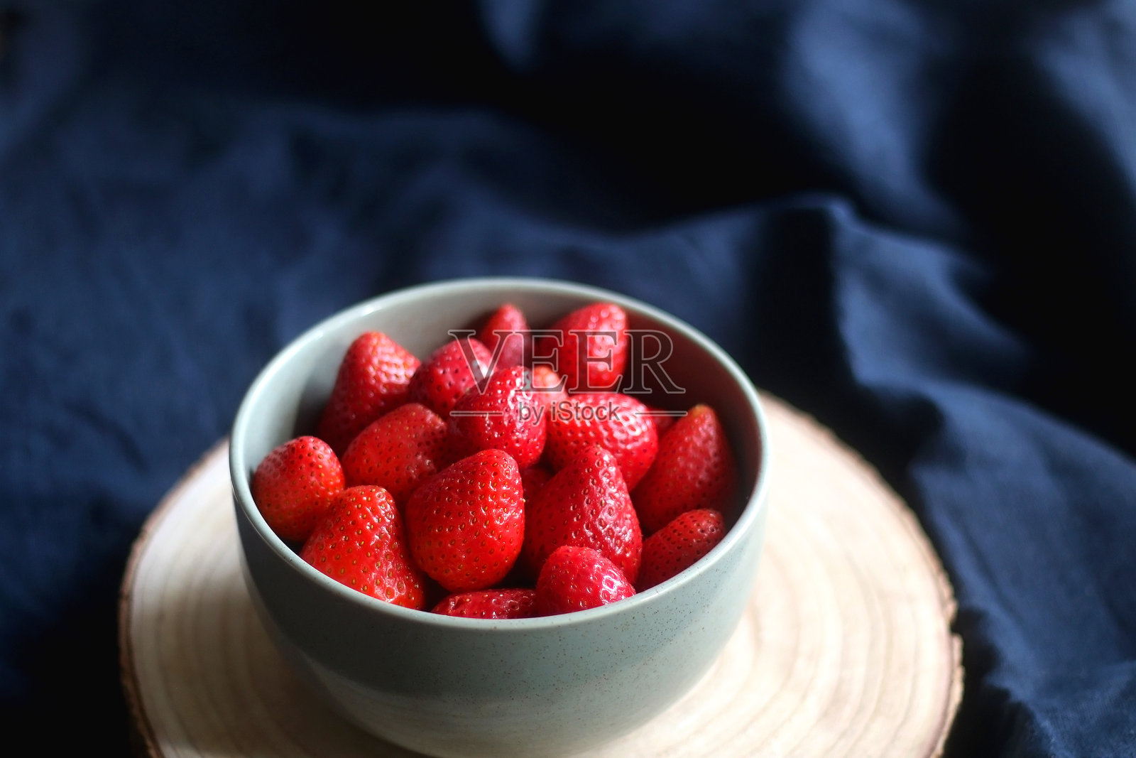 碗草莓照片摄影图片