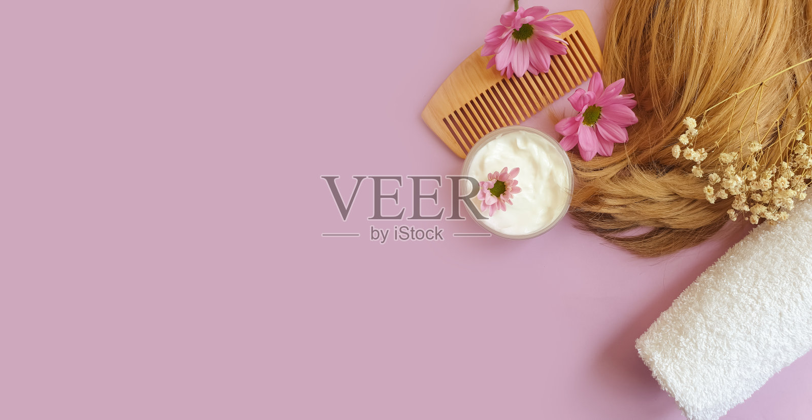 香波，头发，木梳花在彩色背景上照片摄影图片