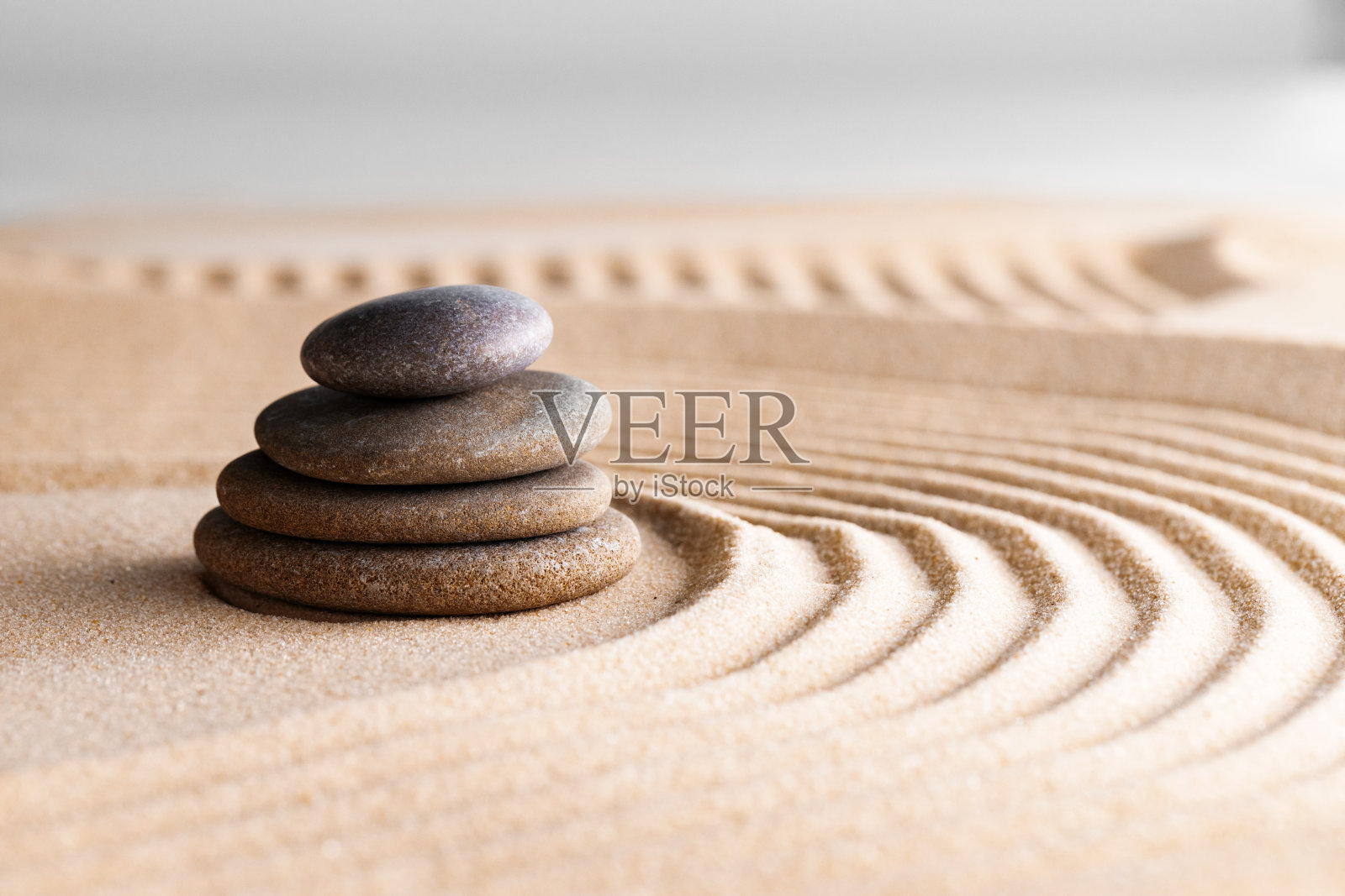 日本禅宗花园与石头在耙沙照片摄影图片