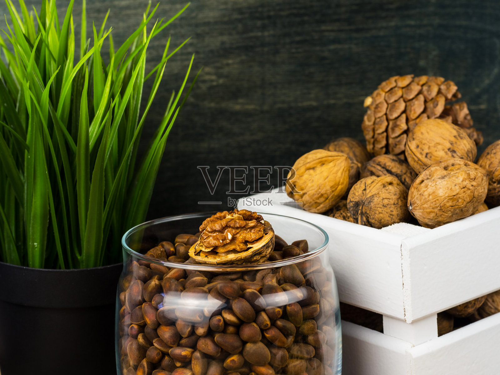 核桃和松子。健康饮食。西伯利亚雪松。食物。照片摄影图片