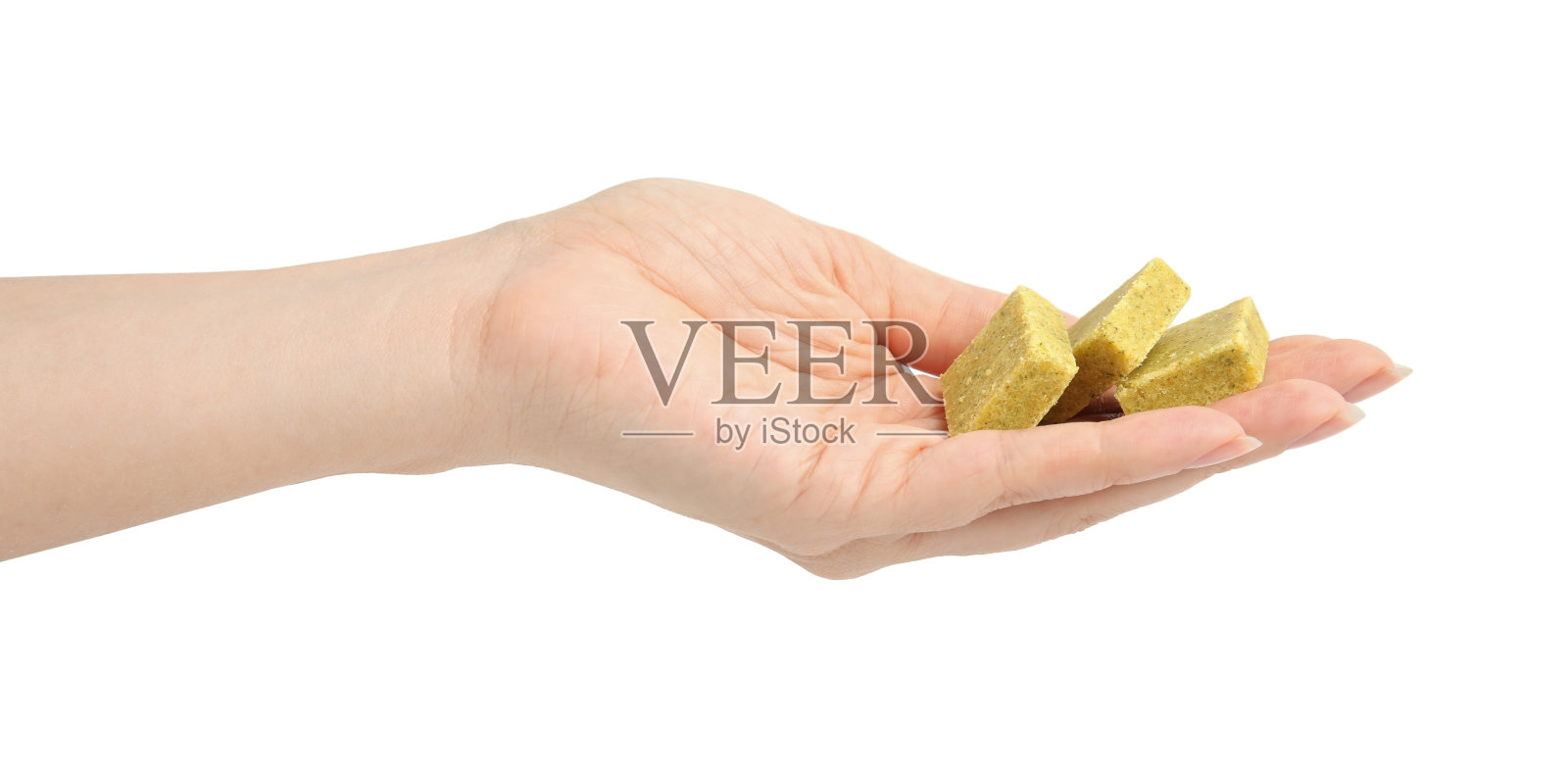 女人拿着肉汤块在白色的背景，特写照片摄影图片