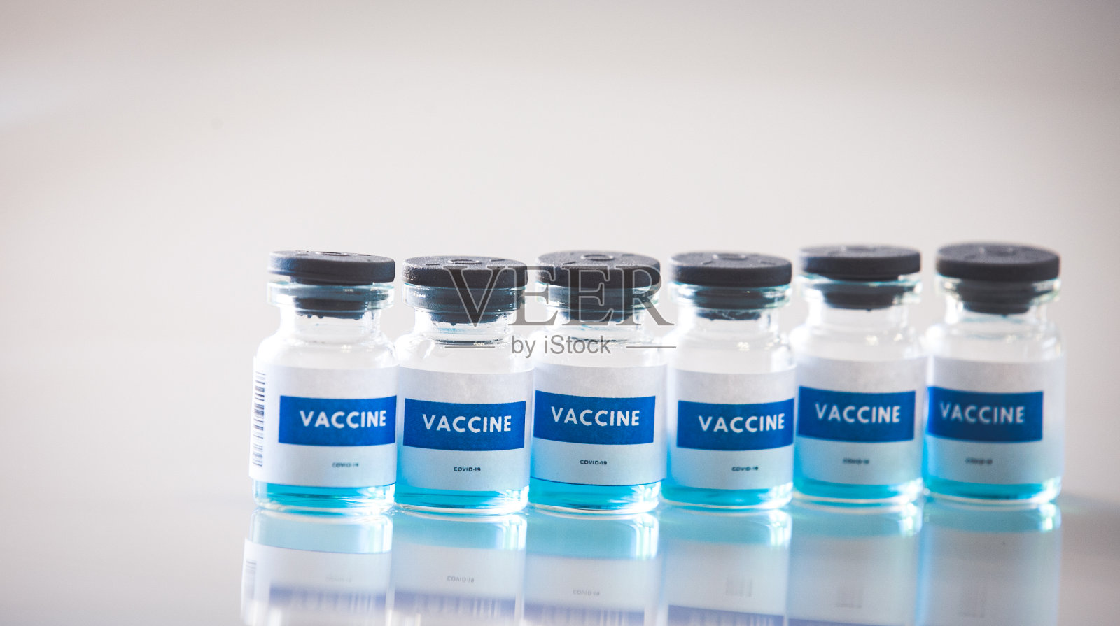 不同的COVID-19疫苗瓶照片摄影图片