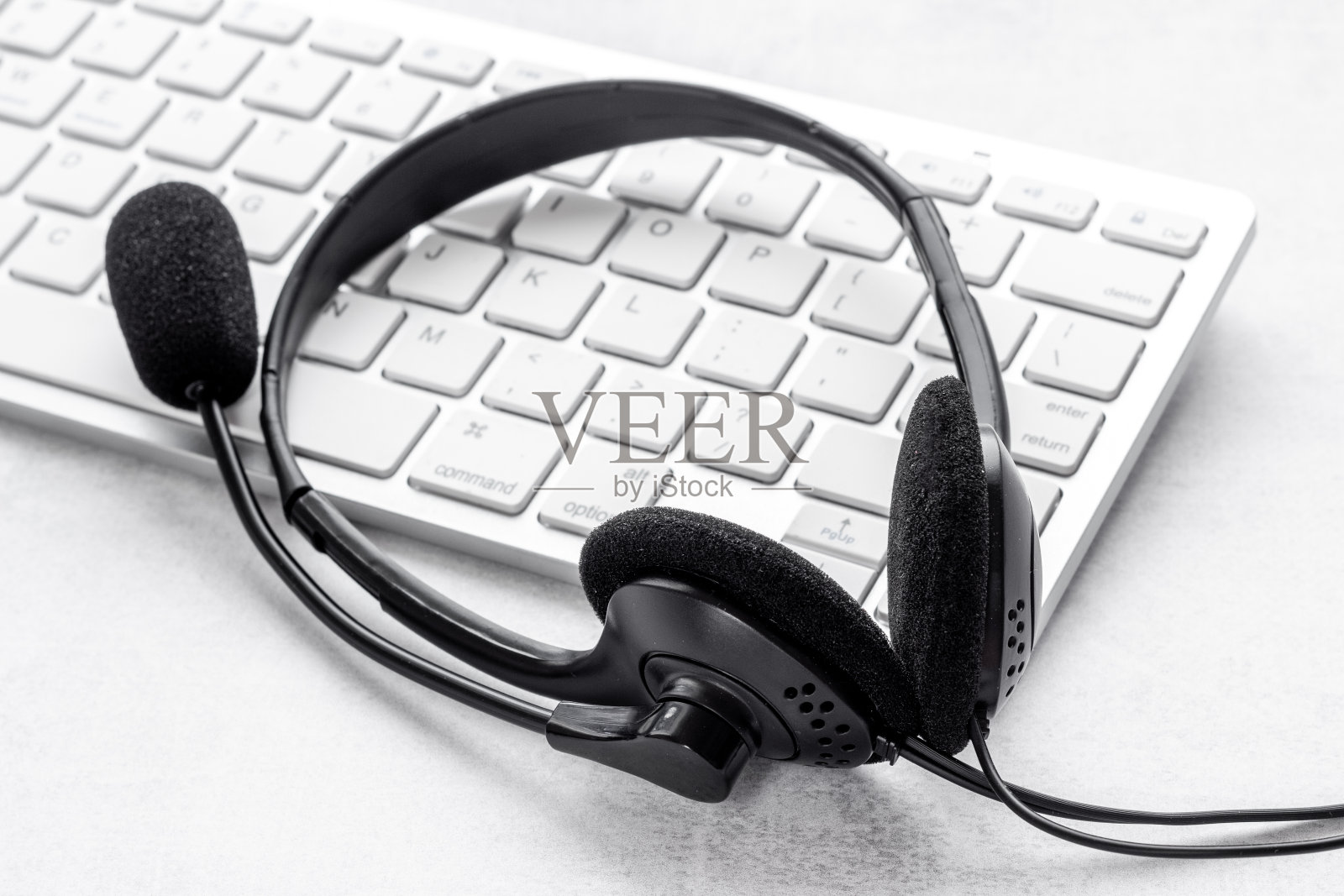 笔记本电脑上的耳机。pc呼叫中心支持设备照片摄影图片