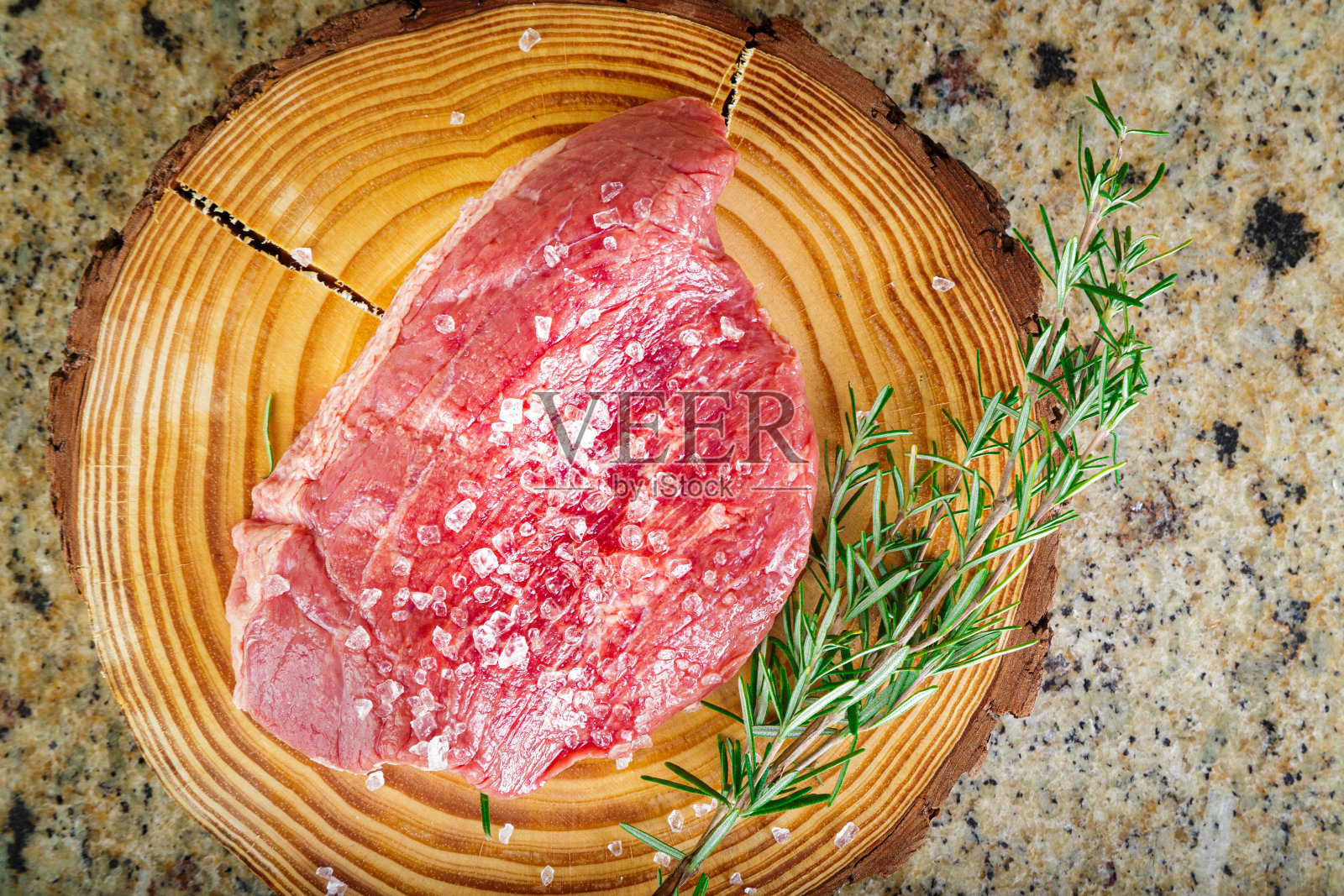 原木背景上的生皮坎哈牛排，乡村风格。照片摄影图片