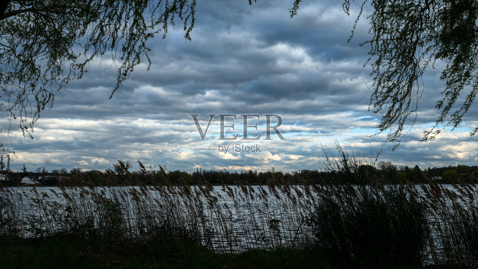 戏剧性的天空和海面上的暴风雨云。照片摄影图片
