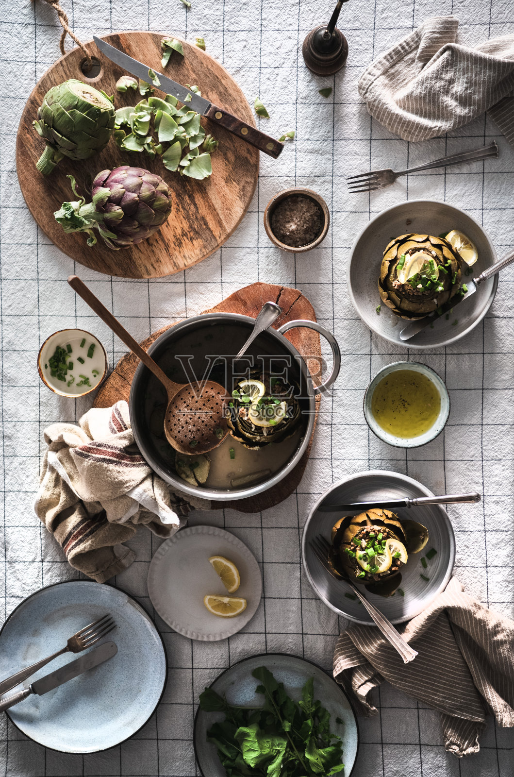 餐桌上的地中海洋蓟，俯视图照片摄影图片