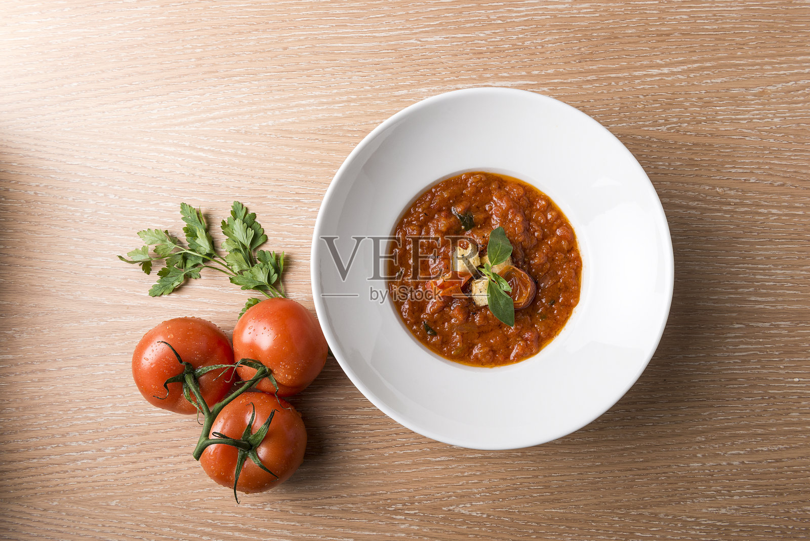 意大利烤番茄肉汁配烤面包、牛肉番茄和沙拉照片摄影图片