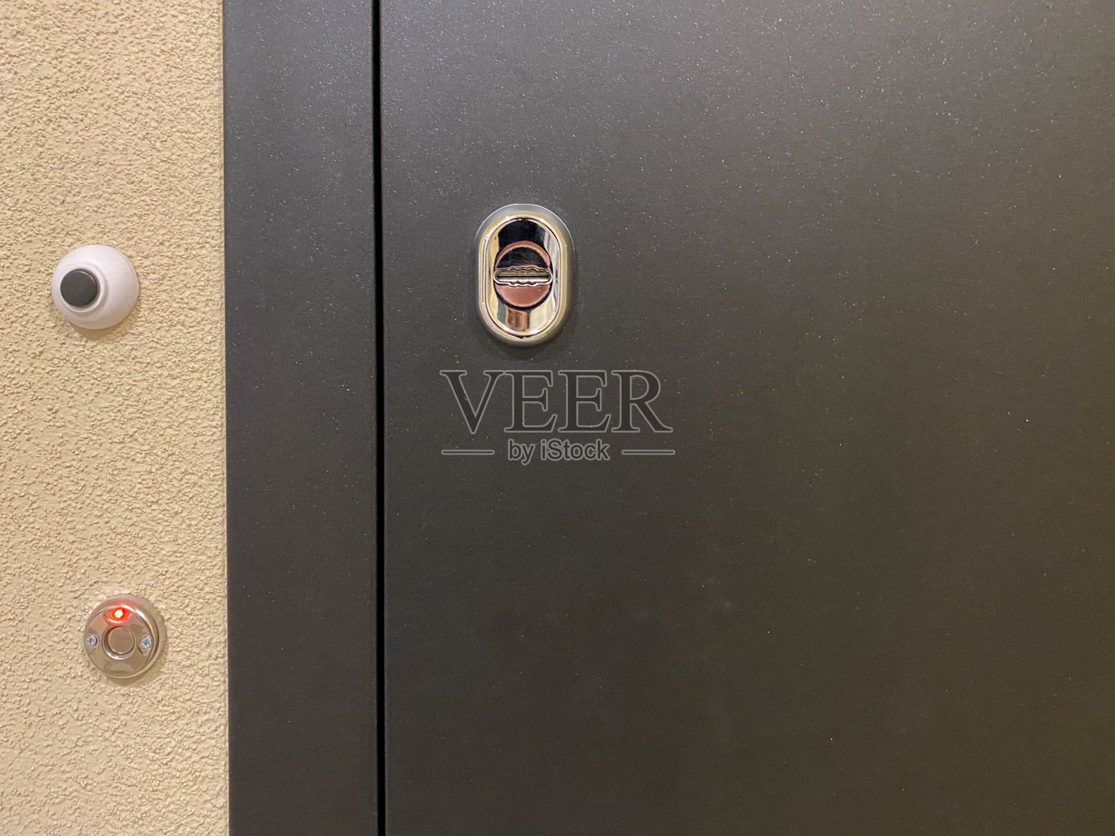 新的黑色金属入口门，带有门铃和安全警报，入口走廊上有锁眼照片摄影图片
