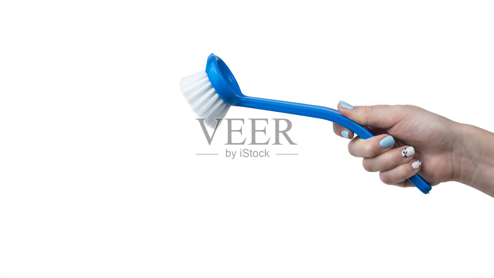 一个女人的手拿着一个长柄刷子，孤立在白色的背景上。照片摄影图片