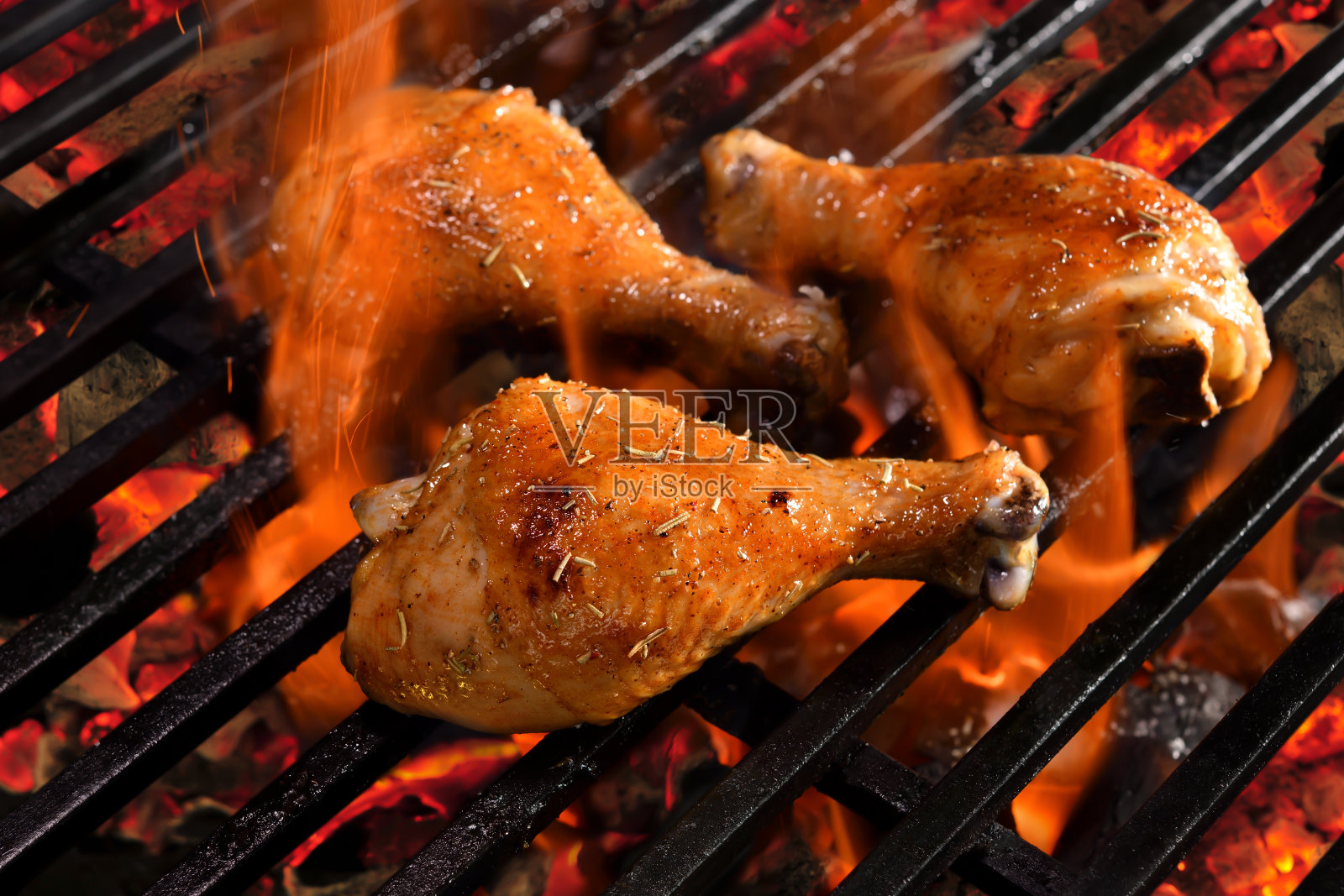 在燃烧的烤架上烤鸡腿照片摄影图片