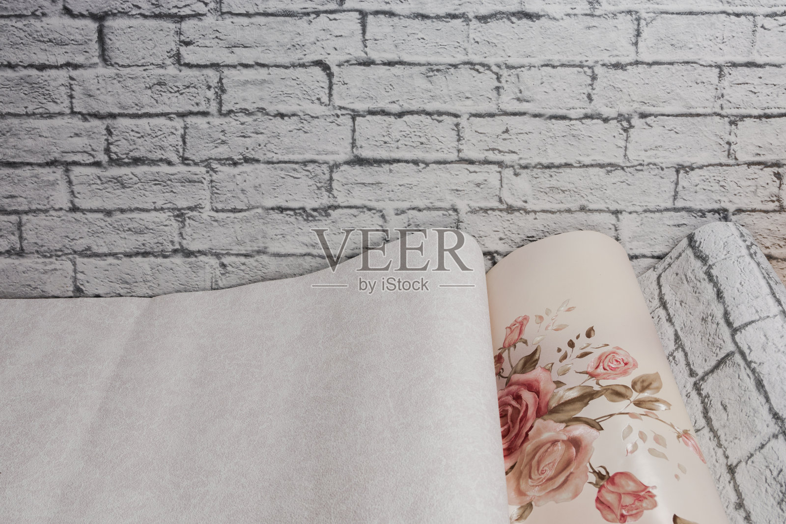 几卷彩色墙纸摊开在地板上，准备翻新。家里装修的概念照片摄影图片