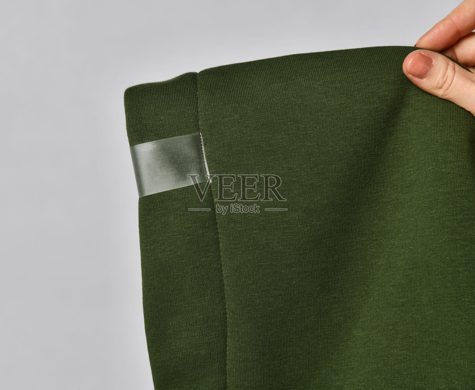 特写深绿色的兜帽，披风顶部织物与空白透明标签准备复制粘贴照片摄影图片