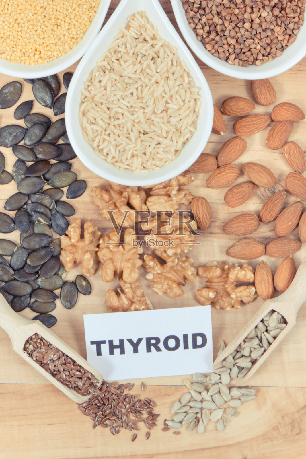 对甲状腺健康最有营养的食物。天然饮食作为维生素的来源照片摄影图片