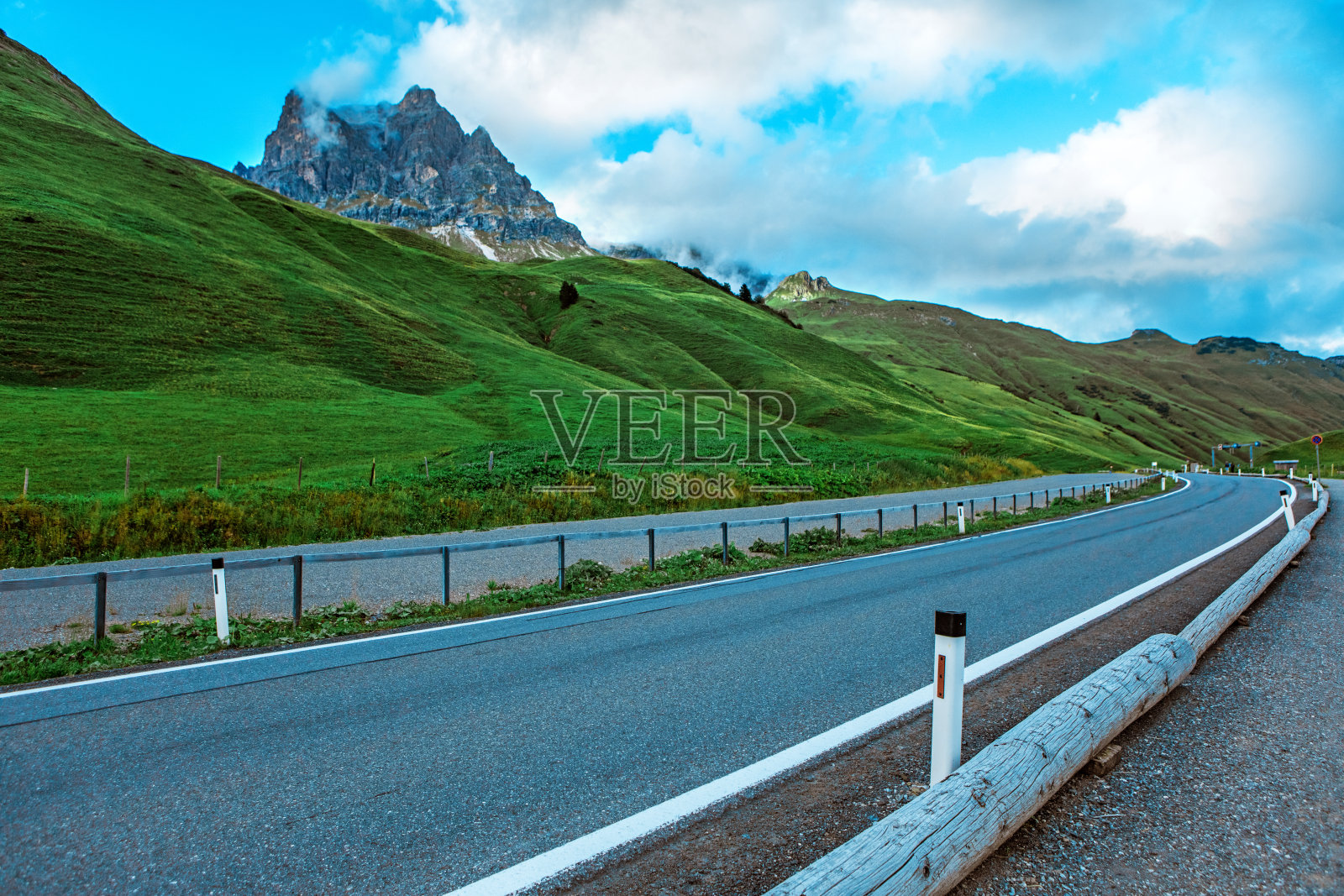 美丽的奥地利乡村景观，一条道路的景色照片摄影图片