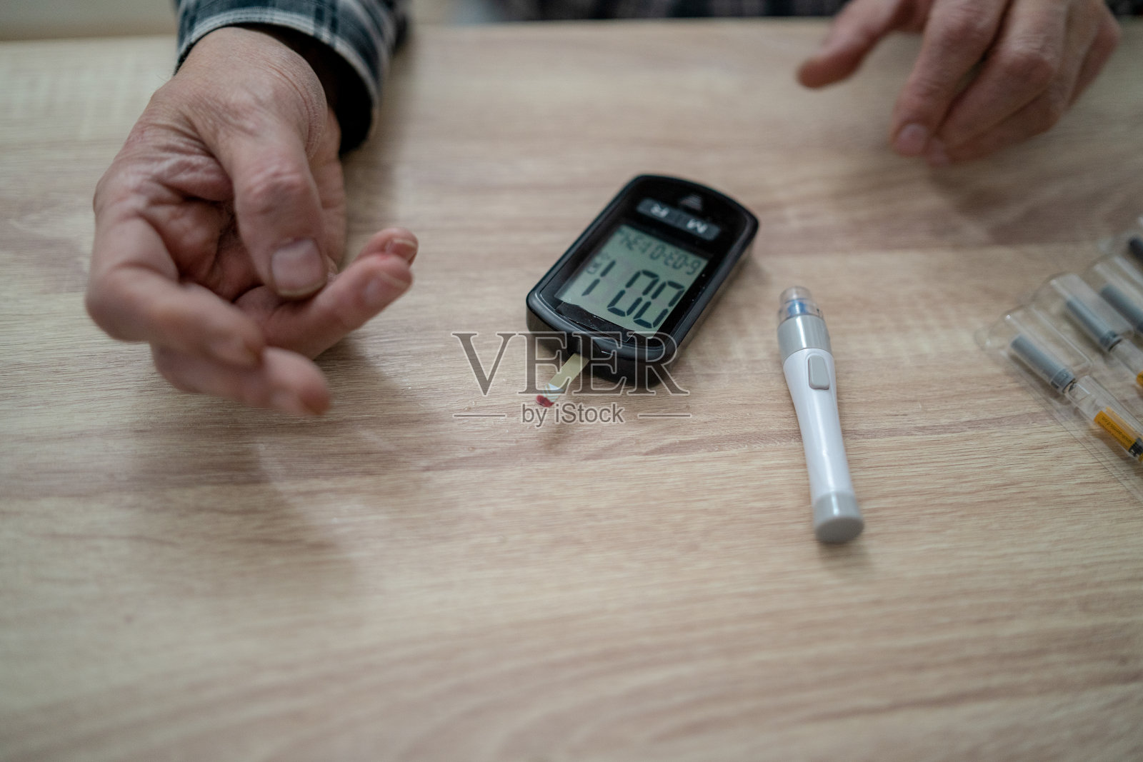 老人在家做血糖测试照片摄影图片