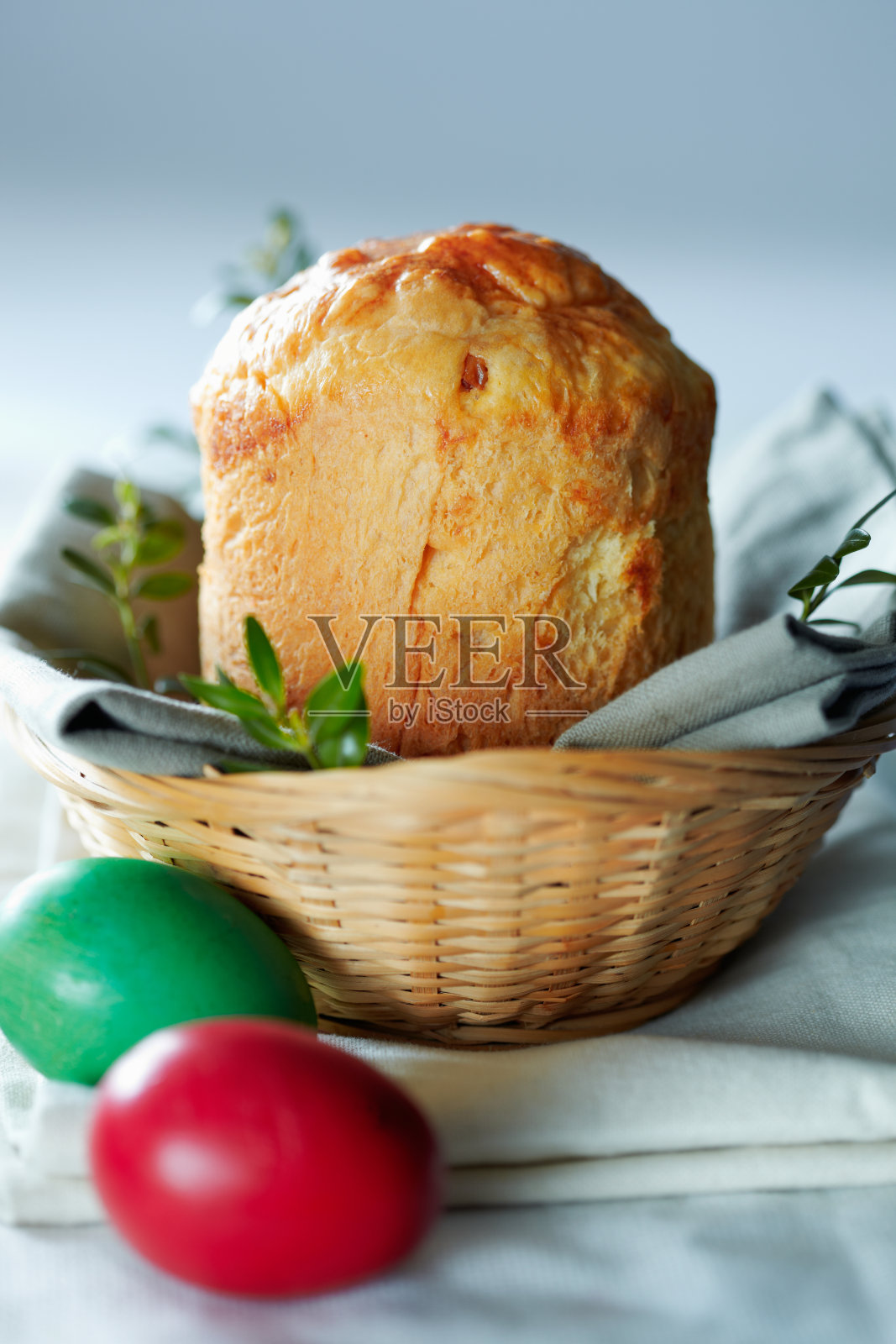 复活节甜面包东正教库利希，paska，柳枝。复活节彩蛋在灰色的木制背景。复活节假期的早餐。复活节圣枝主日。空间的文本。照片摄影图片