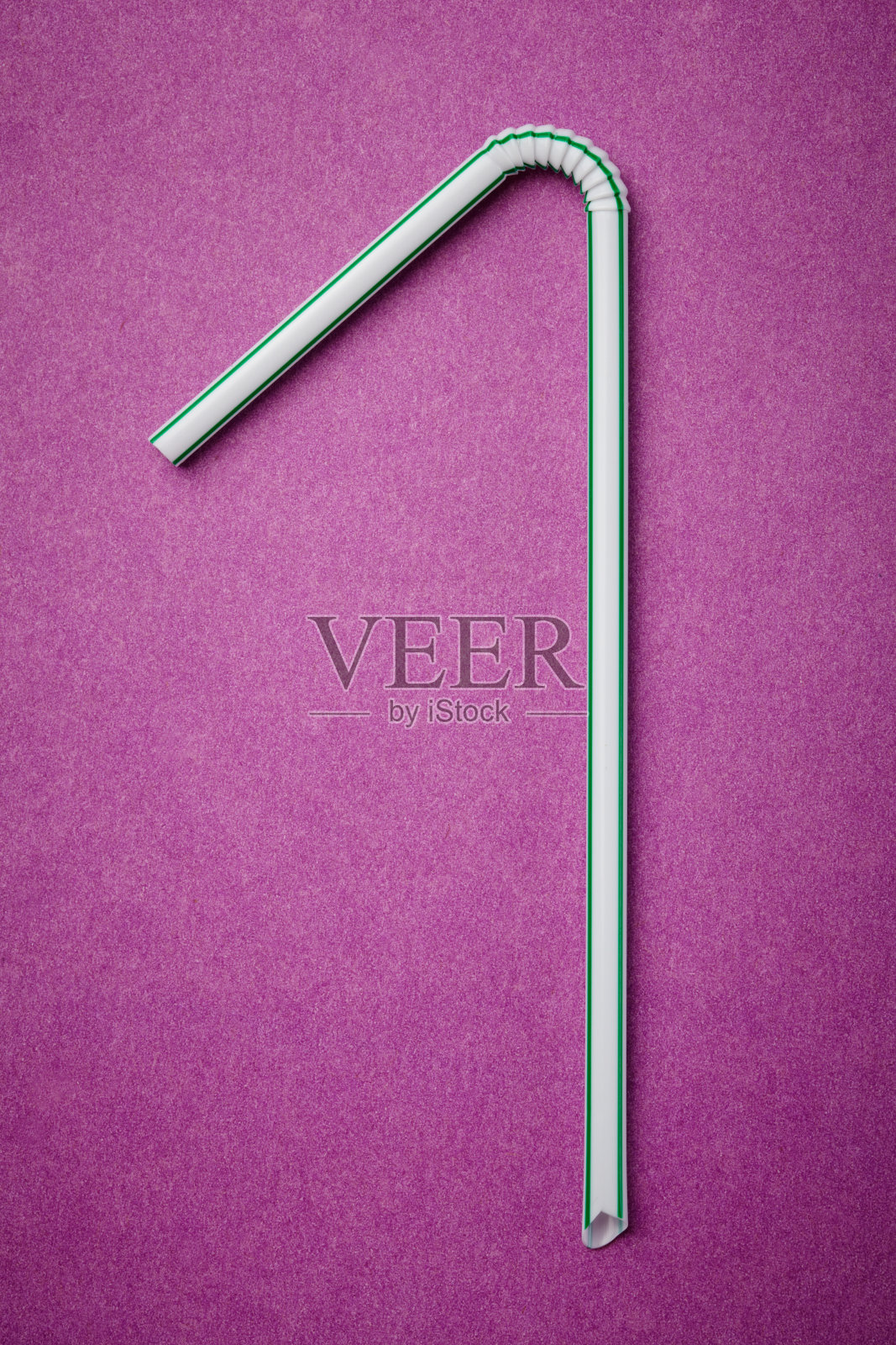 紫色背景上的柔性饮水管照片摄影图片