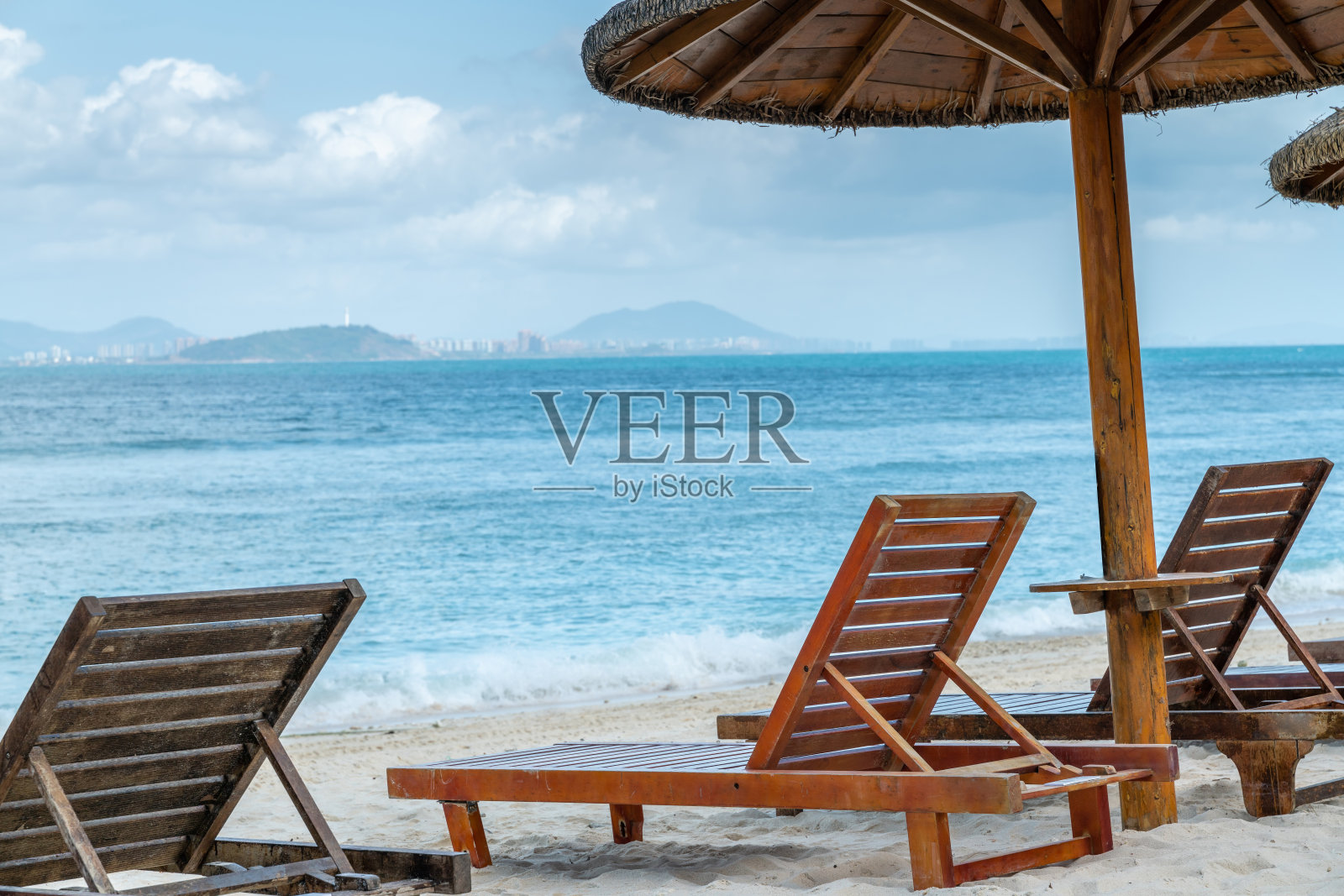 美丽的海滩。椅子放在海边的沙滩上。暑假旅游度假理念。鼓舞人心的热带景观。宁静的风景，放松的海滩，热带景观设计照片摄影图片