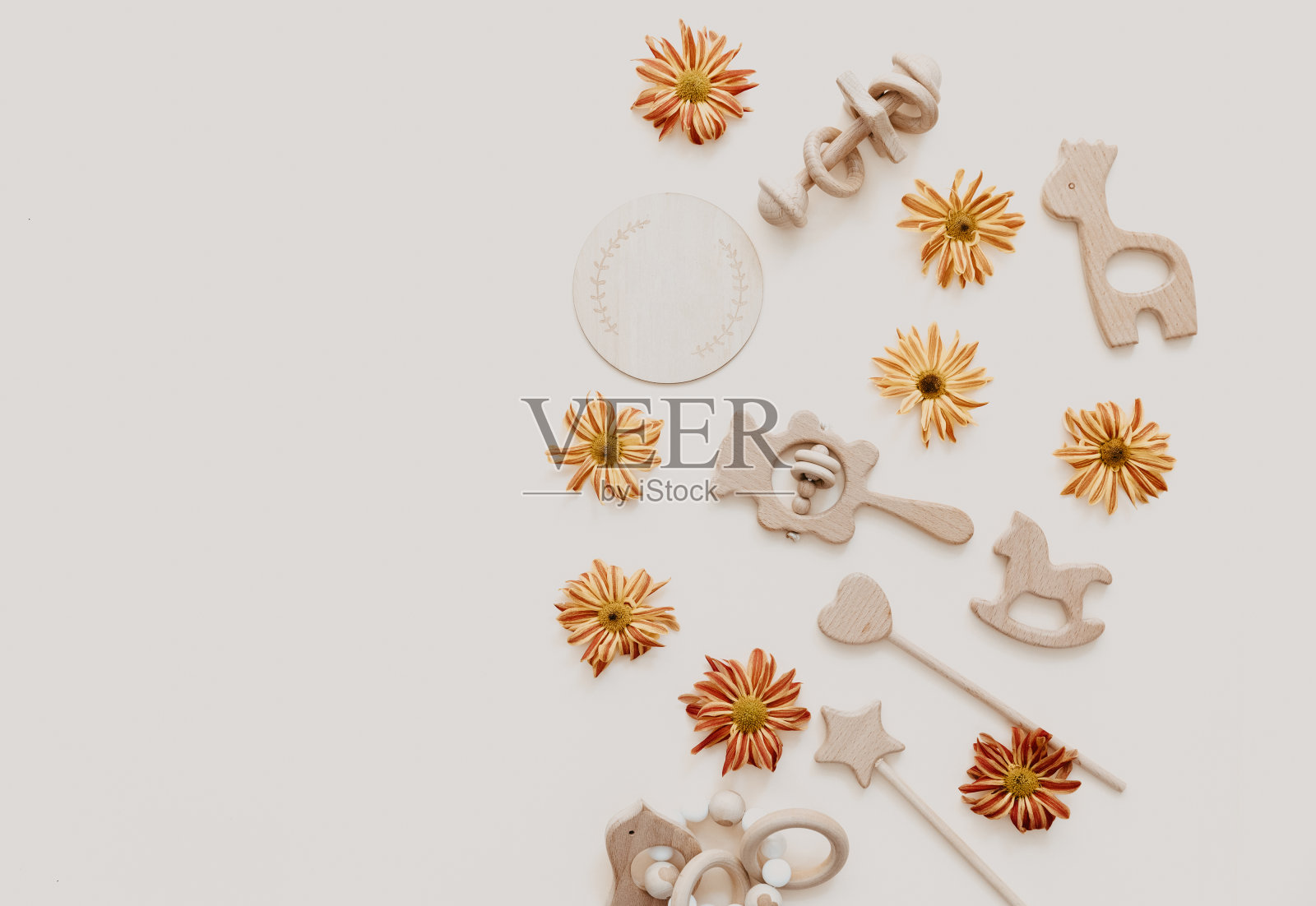 平躺时尚的木制玩具的孩子在米色的背景。性别中立的。有机和天然玩具。环保塑料免费玩具的学步儿童。俯视图，文本卡照片摄影图片