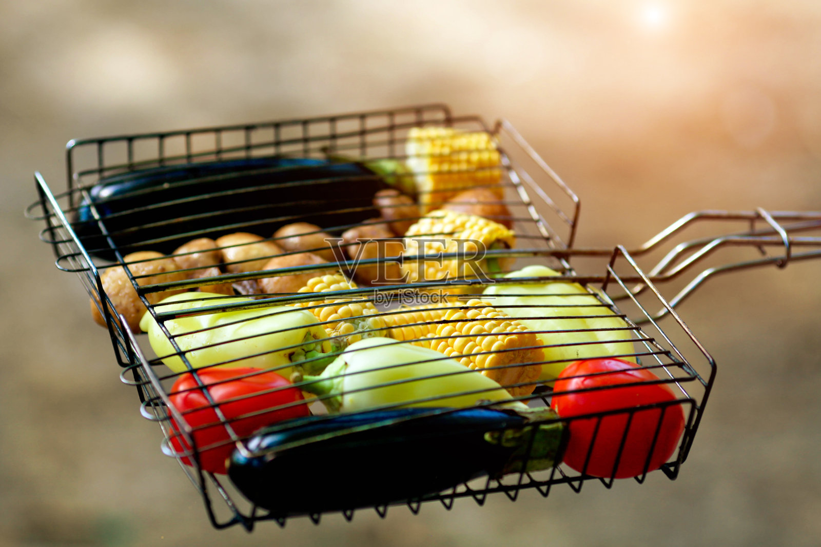 生蔬菜:蘑菇，玉米，茄子和辣椒烧烤。素食烤肉，适当的营养。照片摄影图片