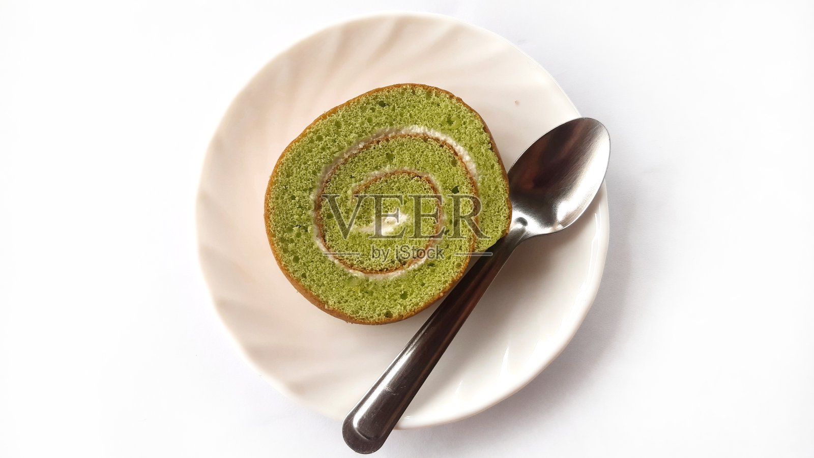 潘兰叶卷蛋糕与新鲜奶油在盘子。照片摄影图片