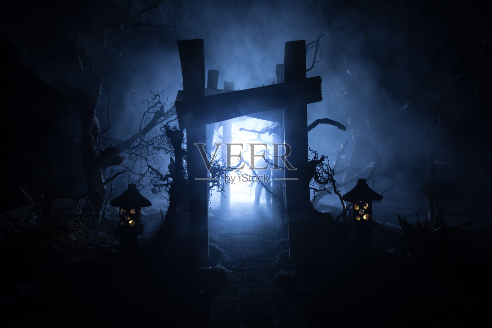 创意艺术品装饰。抽象的日式木制隧道在夜间。有选择性的重点照片摄影图片