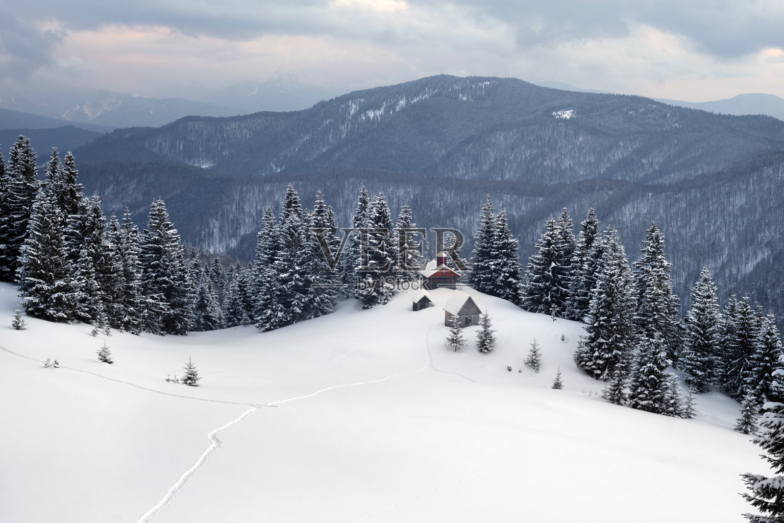冬天在山上的一座基督教寺庙里照片摄影图片