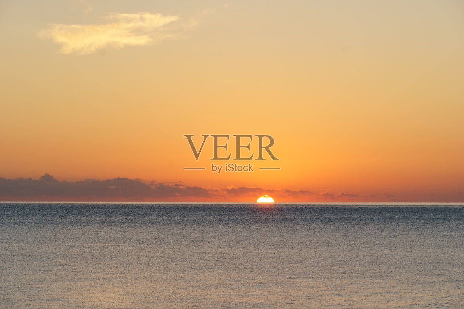 平静海面上的日出照片摄影图片