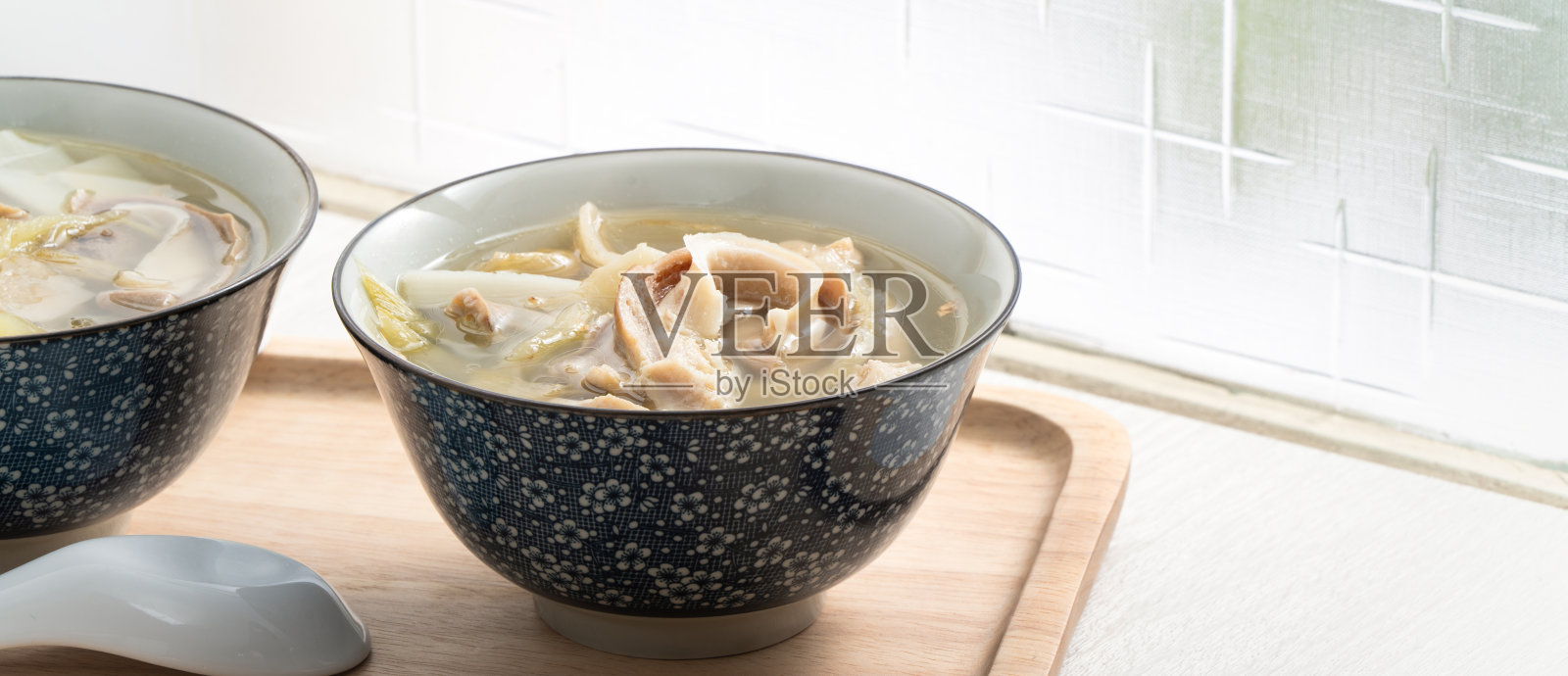 猪胃配榨菜青汤。台湾的传统食品。照片摄影图片