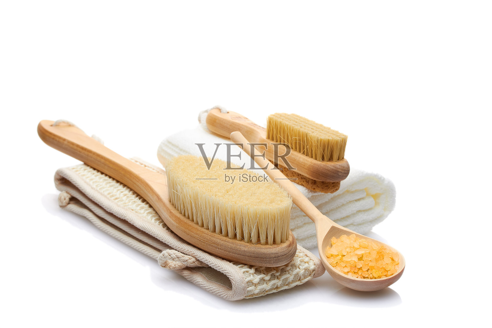 一套从天然材料为身体护理孤立在白色背景。干按摩刷，毛巾，浮石和浴盐。自我保健的概念照片摄影图片